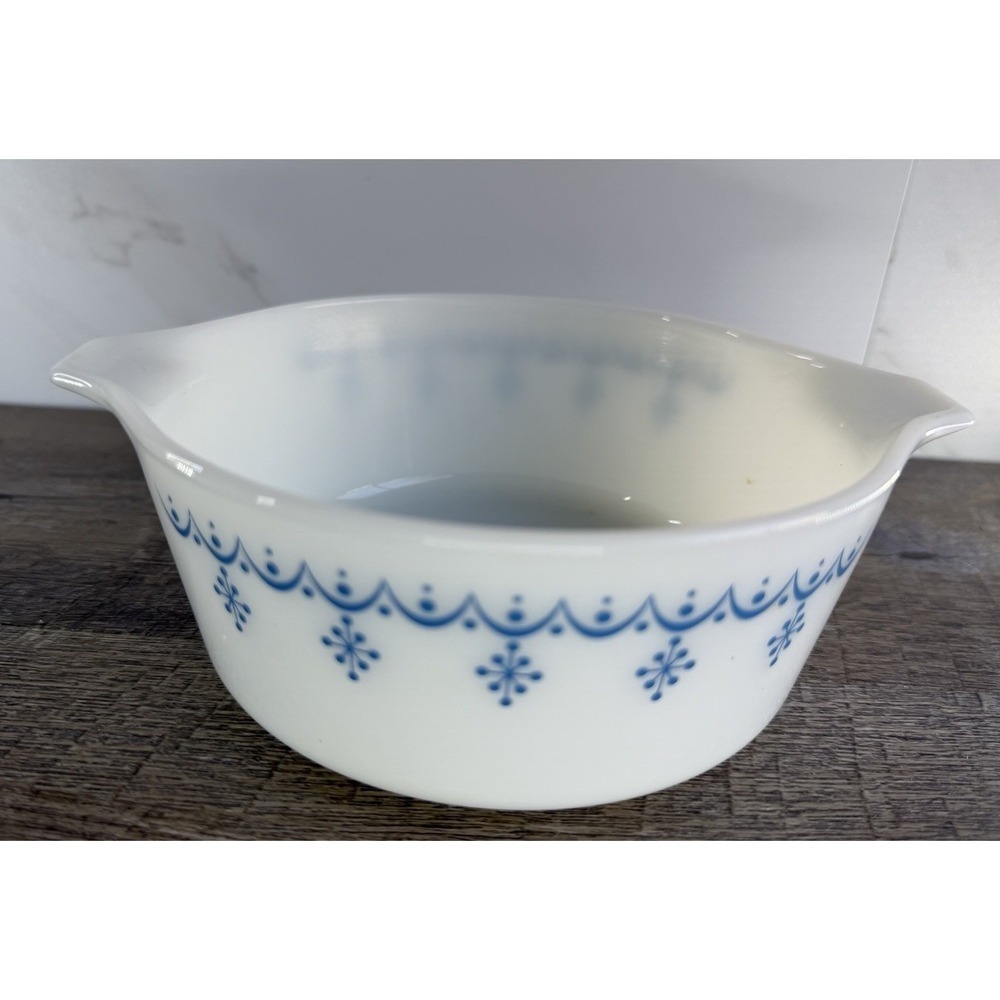 Pyrex 474-B No Lid Garland Snowflake 1 1/2 Quart Casserole White Blue